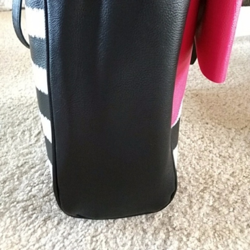 ***Betsey Johnson Black Striped Bag w/ Pink Bow - Picture 3 of 6
